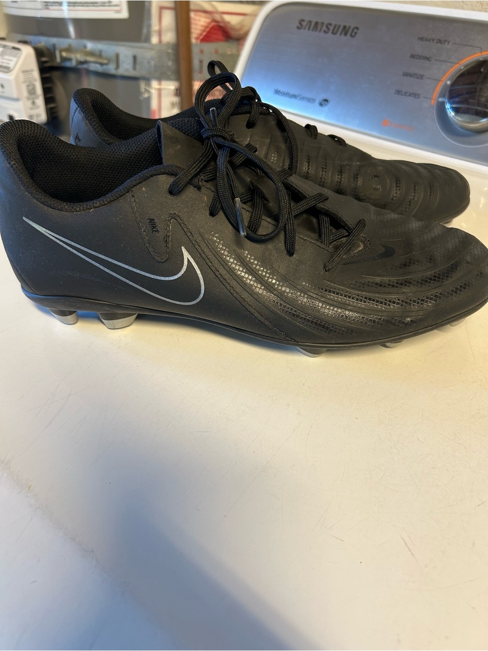 Nike Men's Black Athletic Soccer Cleats - Picture 12 of 12